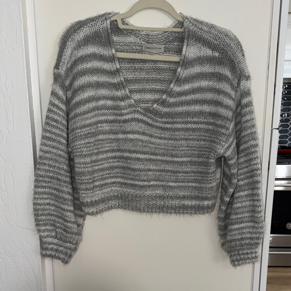 Urban Outfitters Gray and White V-Neck Cropped Hem Sweater | XS